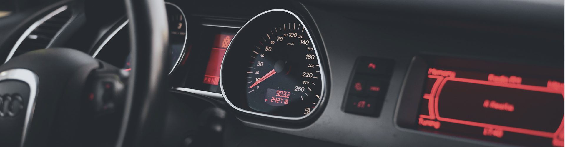 Bil med instrumentbræt