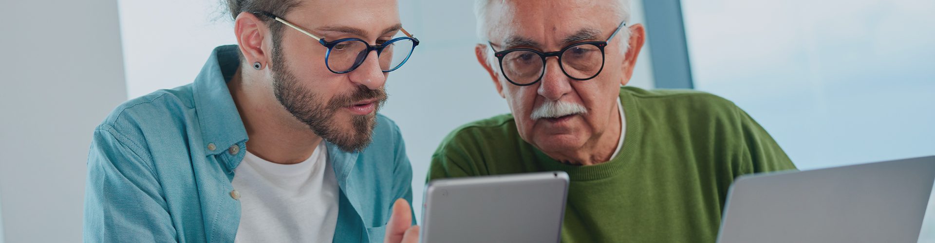 Far og søn kigger på computer