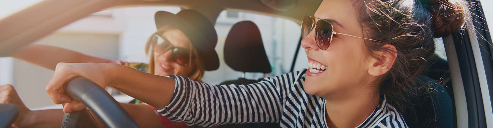 Veninder i bil med solbriller
