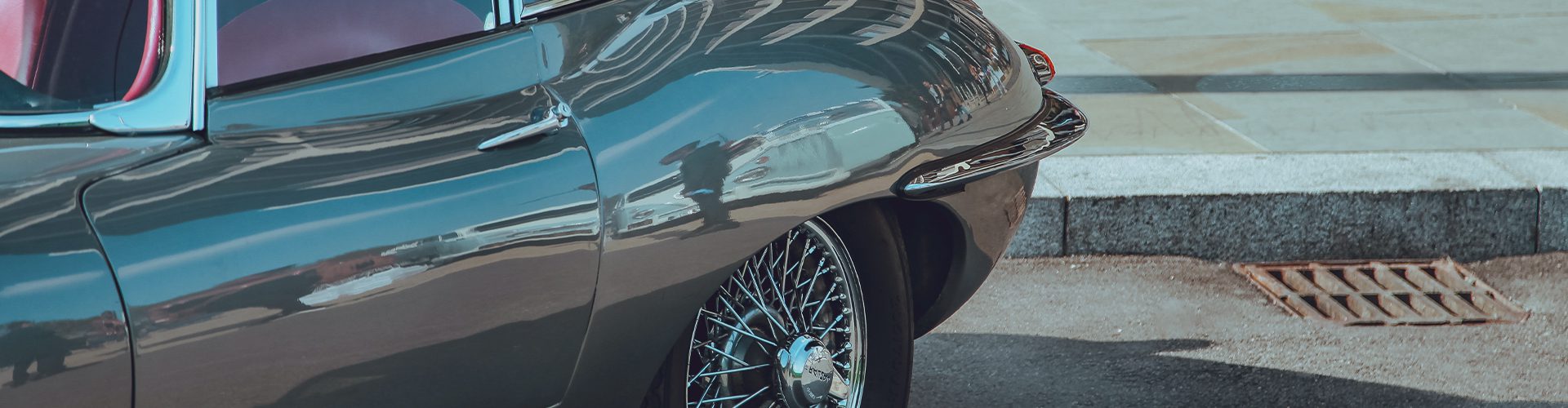 Grå veterabil parkeret