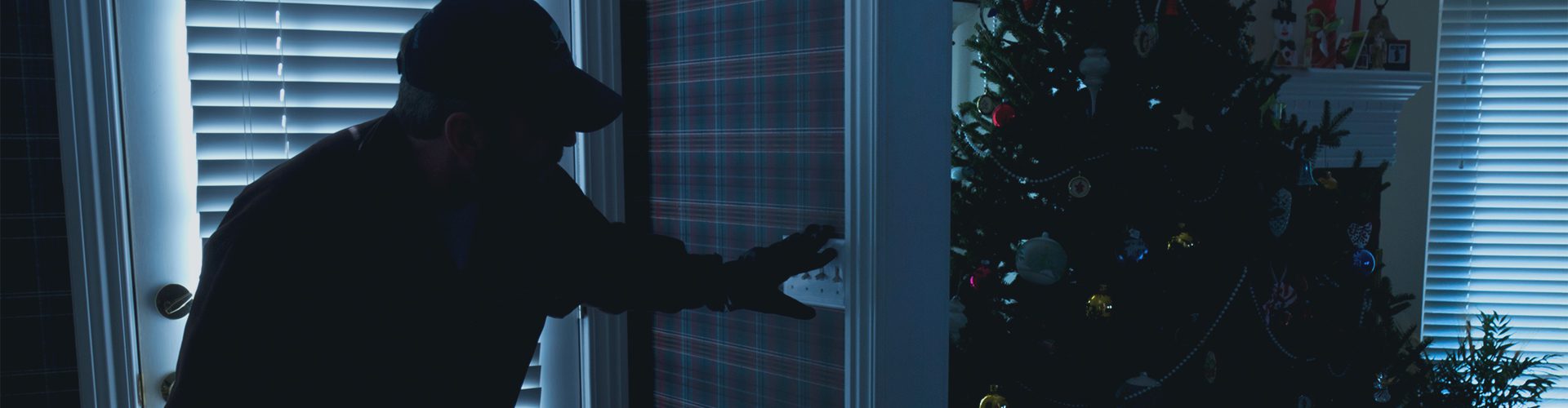 Indbrudstyv sniger sig ind af terrassedør