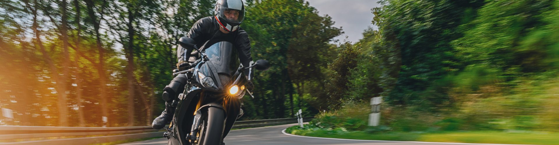 Motorcykel og mand i fart