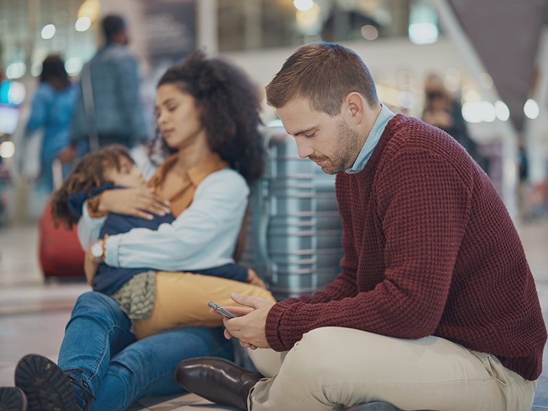 Familie sidder i lufthavnen og venter