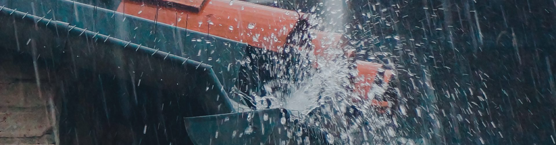 Kraftigt regnvejr og tagrende der er oversvømmet