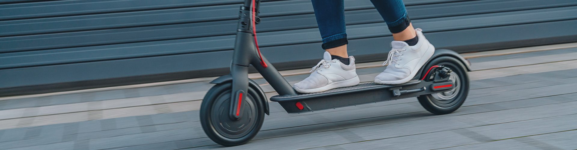 Pige på el-løbehjul