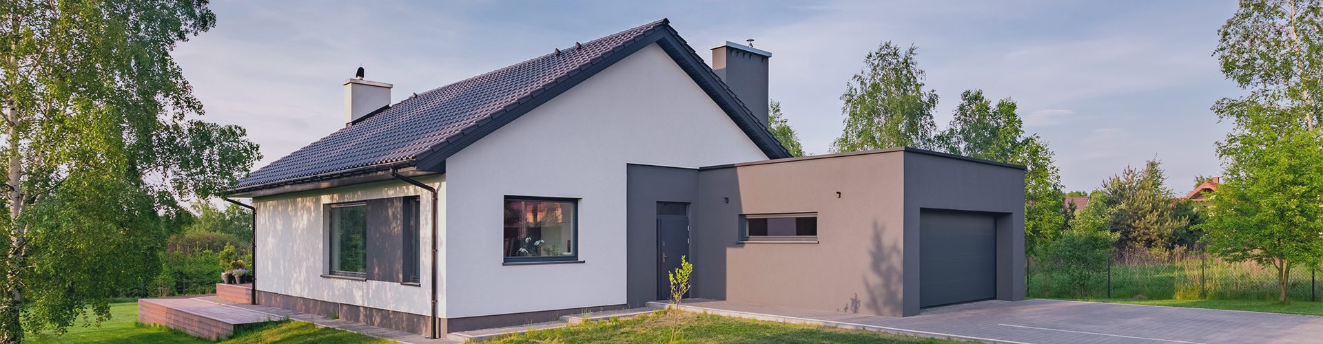 Hvidt hus med grønne omgivelser