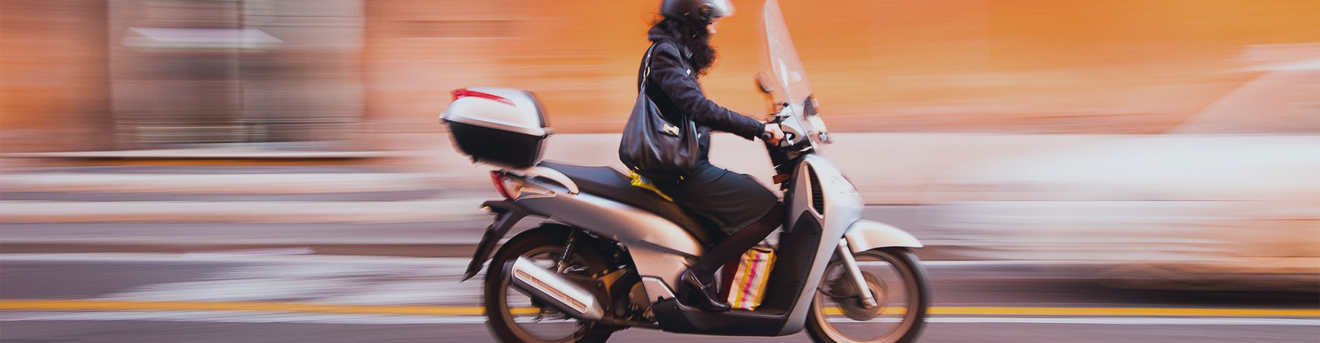 Knallert og mand på vejen