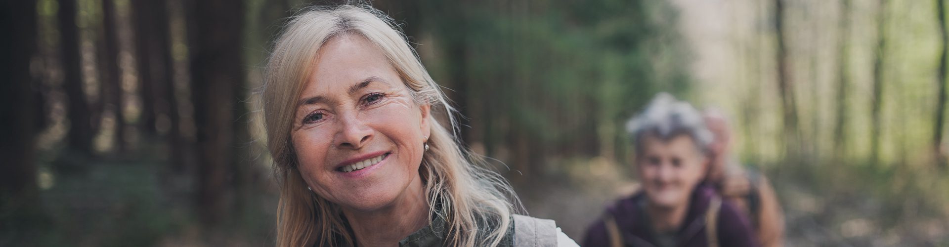 Ældre kvinder i skoven