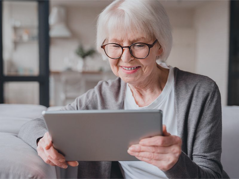 Ældre dame kigger på tablet