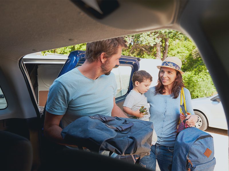 Familie pakker bil til ferie