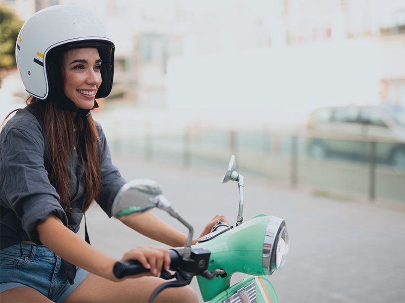 Pige på scooter
