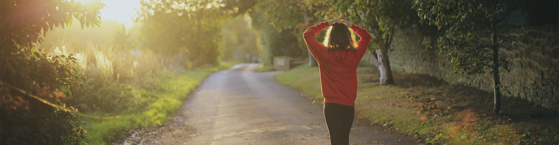 Kvinde på løbetur i naturen