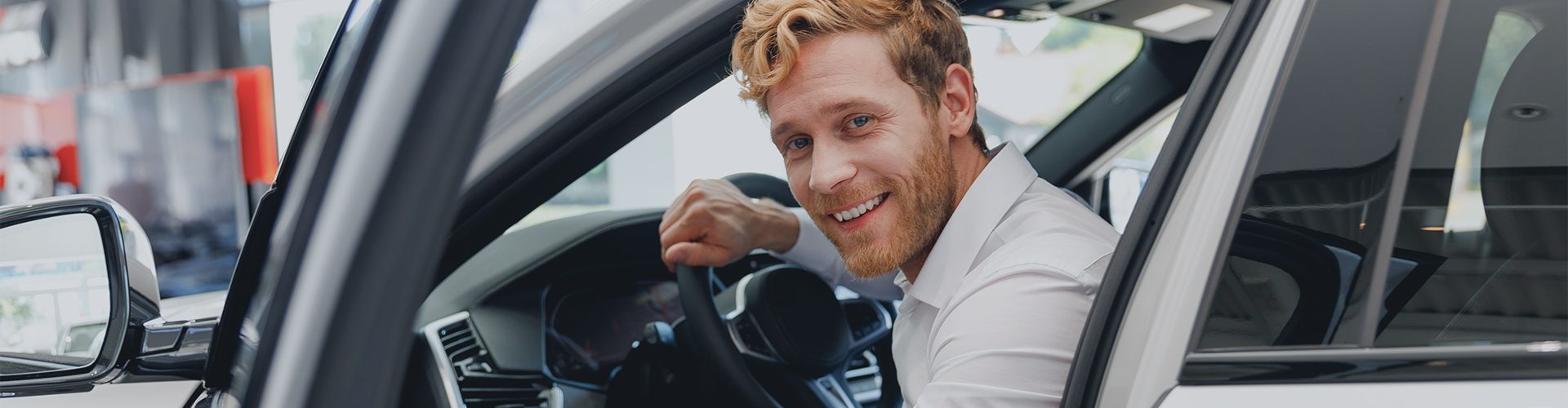 Mand på førersædet i bil