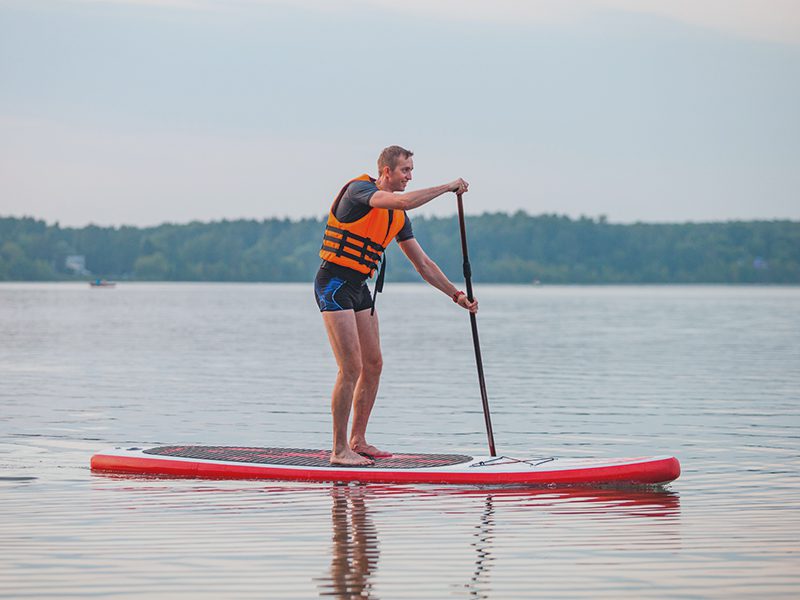 Mand på SUP board
