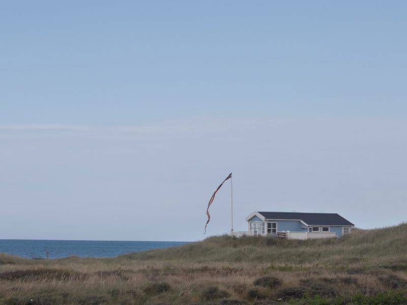 Sommerhus i natur og klitlandskab