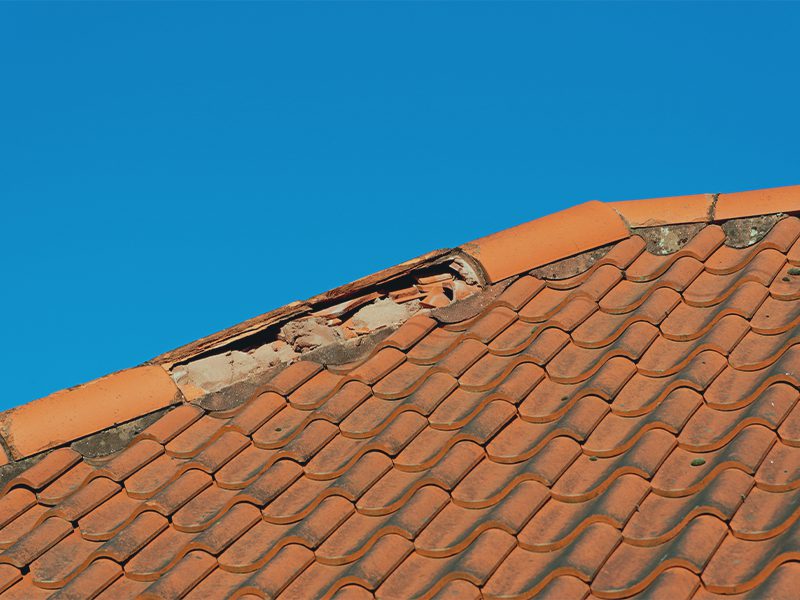 Ødelagte tagsten på tagryg