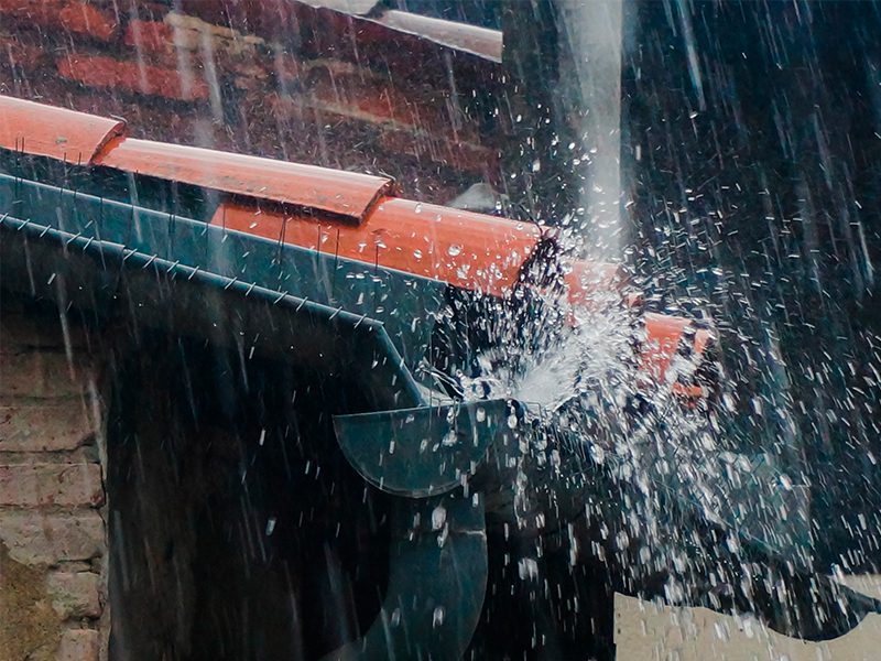 Kraftigt regnvejr og tagrende der er oversvømmet