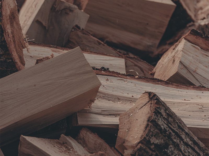 træ brændsel i stabel