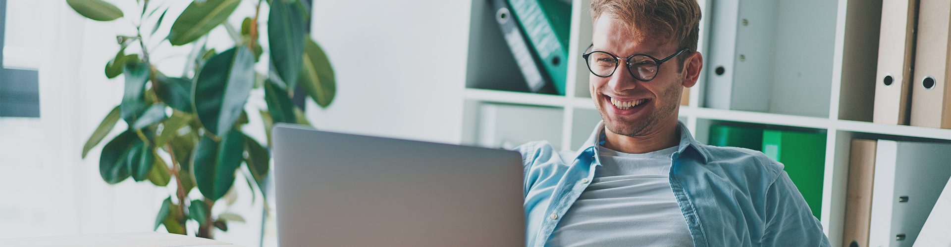 Ung mand ved computer