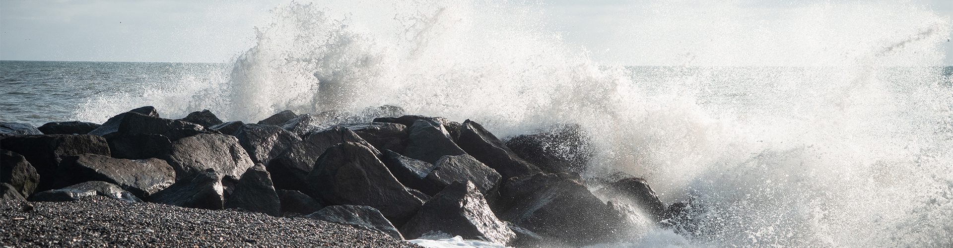 Havbølger slår mod sten