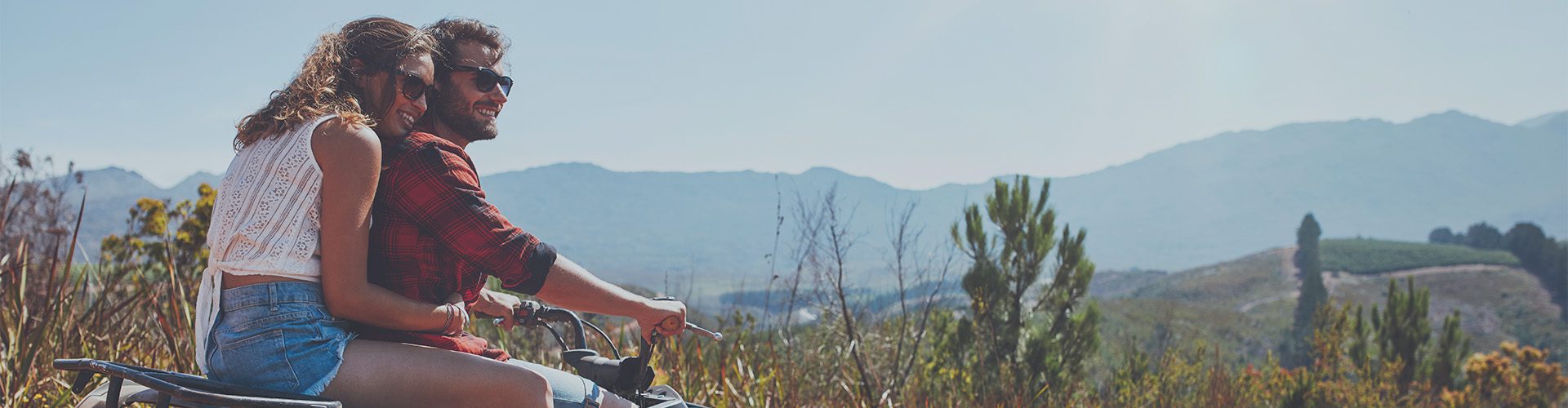 Mand og kvinde på ATV i naturen