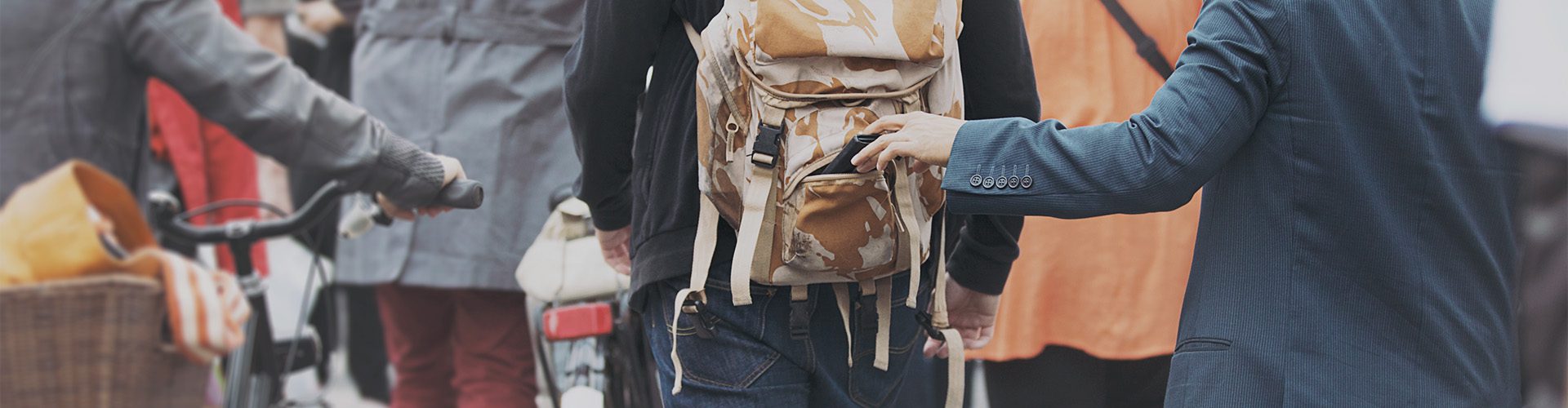 Lommetyv stjæler fra en rygsæk