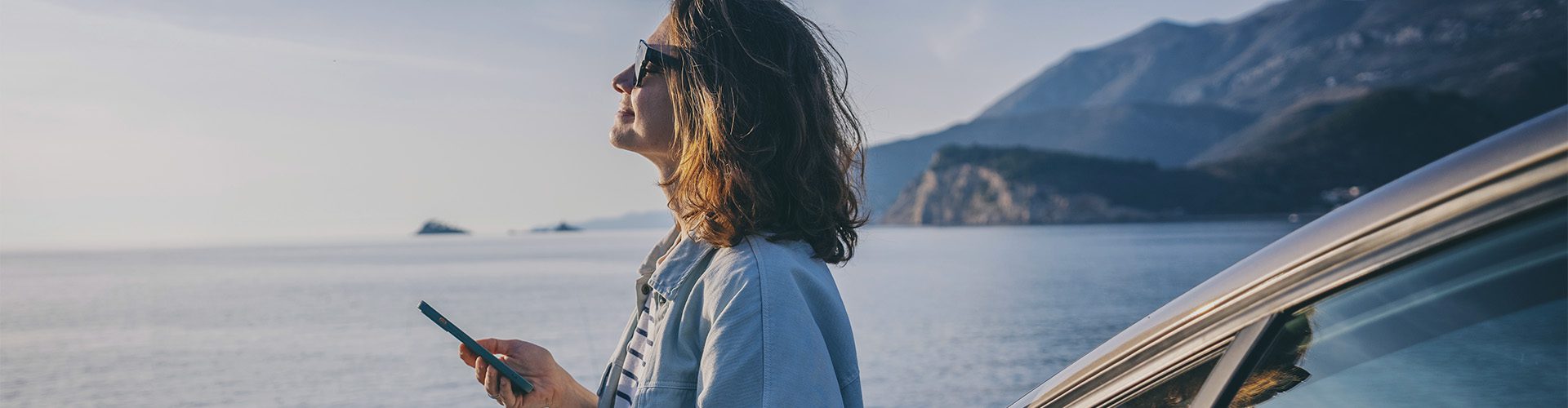 Kvinde med telefon i udlandet