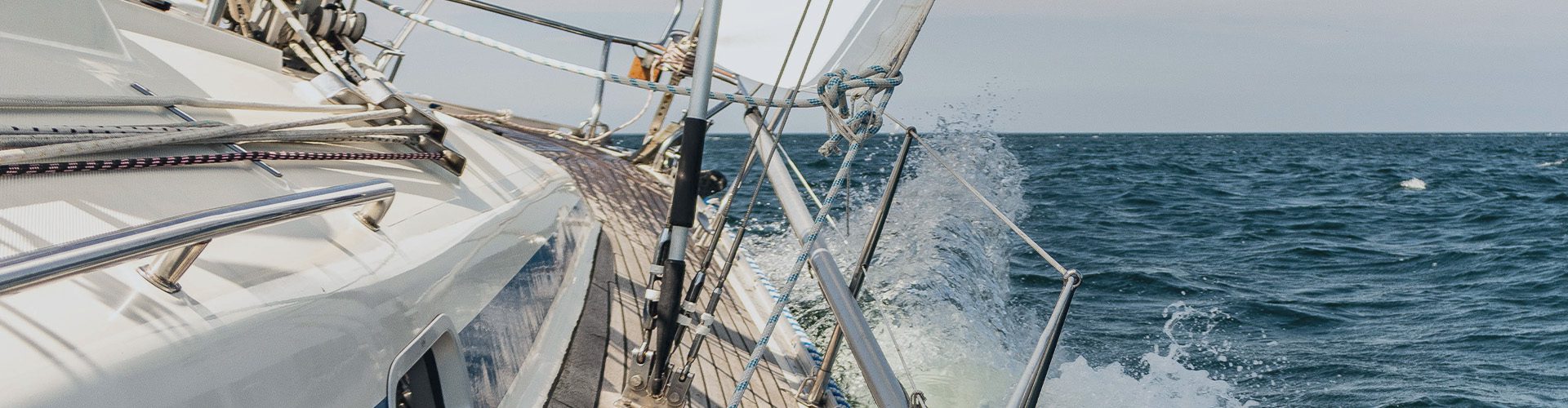 Sejlbåd på det åbne hav