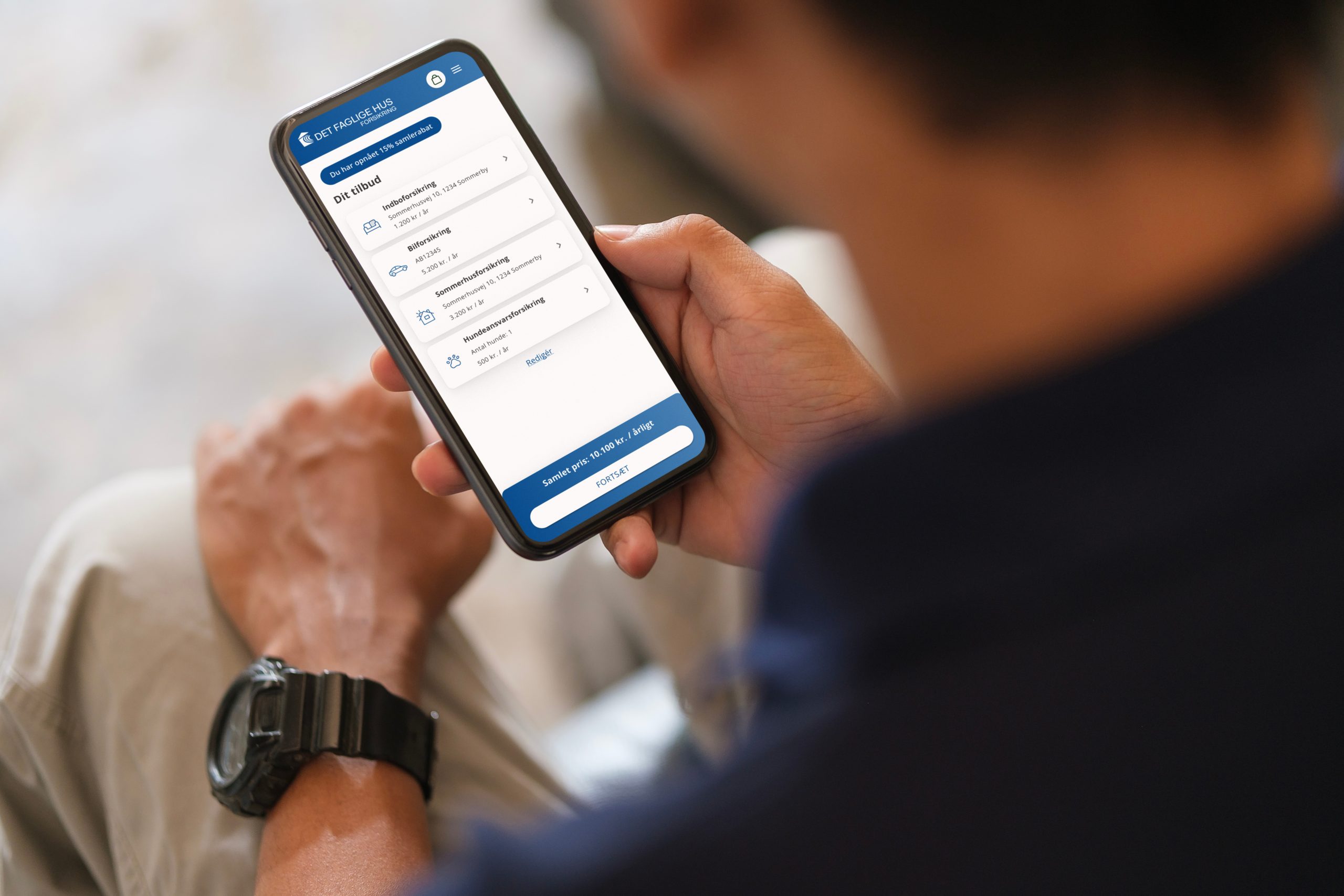 Mand med telefon i hånden med illustration af det faglige hus forsikringtjek
